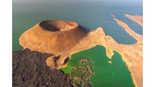 Miệng núi lửa khổng lồ nổi lên ngoạn mục... giữa hồ nước